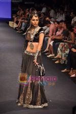 Model walks the ramp for Anita Dongre Show at Lakme Winter fashion week day 1 on 17th Sept 2010 (45).JPG
